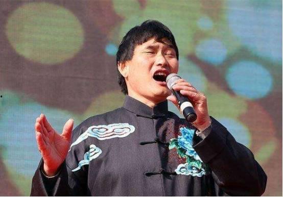 娱乐吃瓜群众朱之文,从农民歌手到娱乐焦点，揭秘他的吃瓜人生